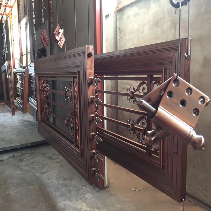 客戶案例——鐵藝大門紅古銅拉絲油漆施工現場